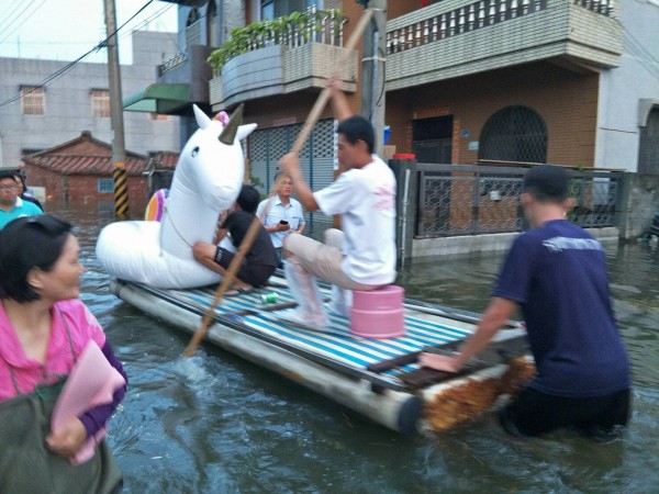 嘉義縣東石鄉西崙村災區出現超大彩虹獨角獸泳圈。（嘉義縣議員姜梅紅提供）