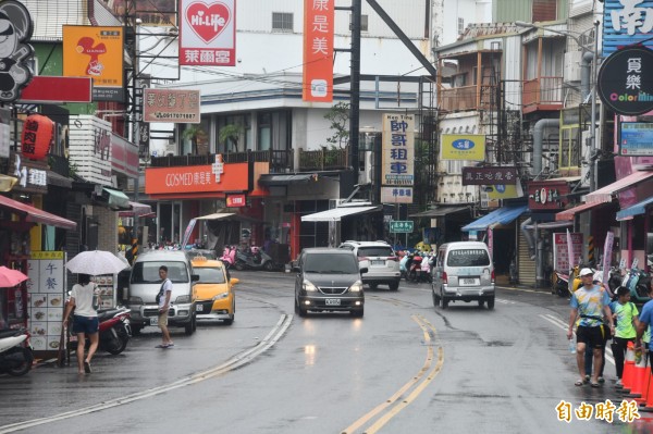 墾丁大街雨勢不斷。（記者蔡宗憲攝）