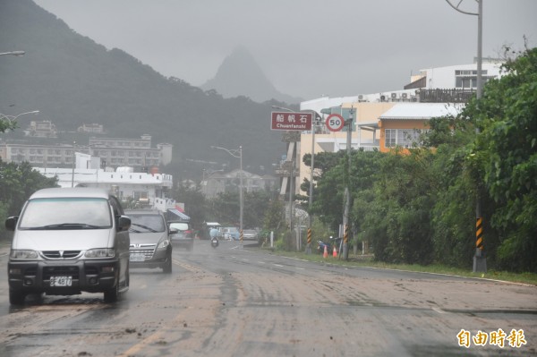 船帆石往香蕉灣路段因土石流泥濘。（記者蔡宗憲攝）