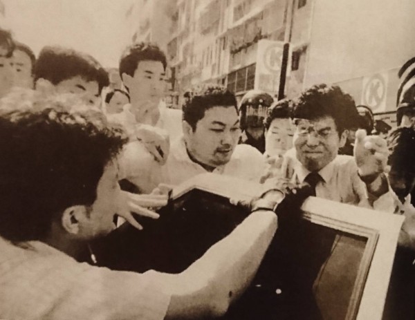 1989年8月27日，中山分局刑事組長侯友宜（中）率領霹靂小組，從盧修一車內強行拉出蔡正隆與羅益世，將兩人押至桃園機場驅逐出境。（原載於黨外雜誌自由時代週刊，記者陳鈺馥翻攝）