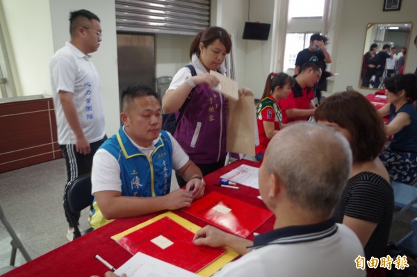 陳乙辰（左）是第一位完成登記的男性縣議員參選人。（記者林國賢攝）