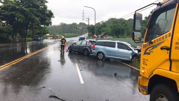 嘉義縣縣道166線44.5公里竹崎鄉義仁村段，上午8點多發生自小客車對撞的重大車禍。（讀者提供）（記者曾廼強攝）