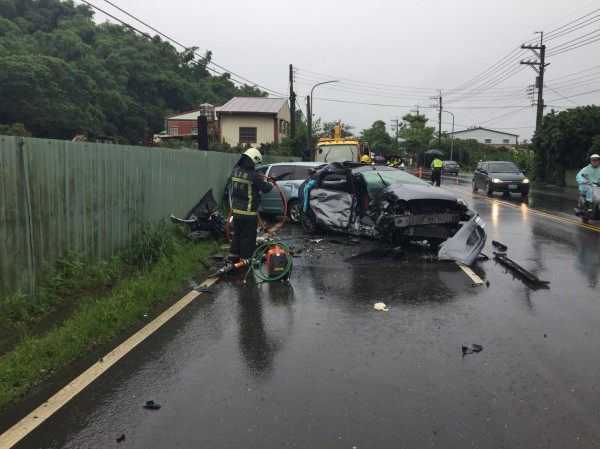 嘉義縣縣道166線44.5公里竹崎鄉義仁村段，上午8點多發生自小客車對撞的重大車禍。（讀者提供）（記者曾廼強攝）