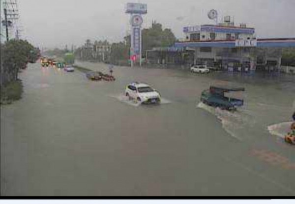 屏東連日雨炸阻礙排水，台一線枋寮段路上行舟。（記者蔡宗憲翻攝）