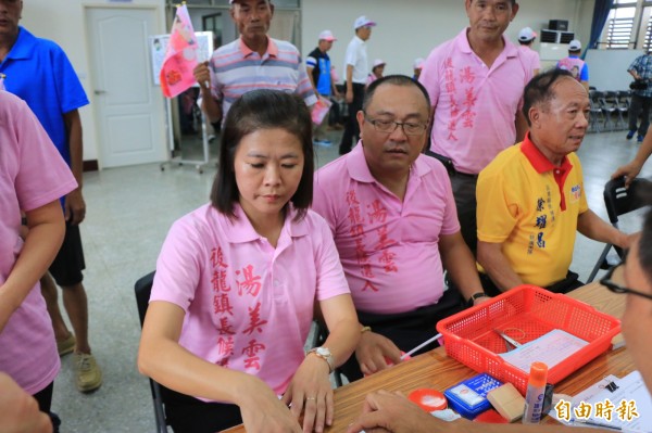 後龍鎮長參選人湯美雲（左）在丈夫縣議員李文斌（中）陪同下，今至後龍鎮公所登記參選。（記者鄭名翔攝）