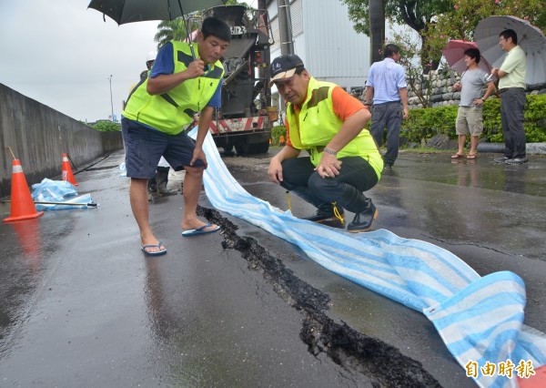 豪雨加上地震，仁德三爺溪畔道路出現崩裂。（記者吳俊鋒攝）