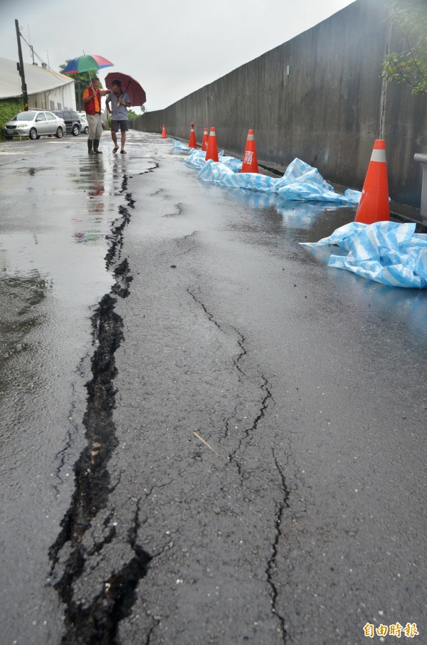 道路裂縫長達50米。（記者吳俊鋒攝）