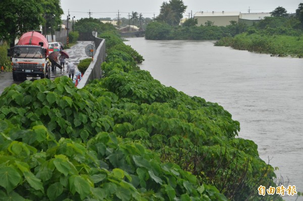 六河局搶救道路，也初步檢視三爺溪堤防，結構安全。（記者吳俊鋒攝）