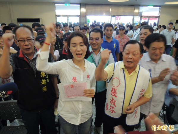 前苗栗縣長劉政鴻陪同苗栗縣議員第五選區參選人張淑芬（左二）前往辦妥登記，高呼「凍蒜！」（記者張勳騰攝）