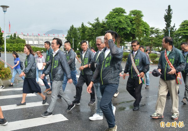 劉曉玫途經花蓮縣府大門時，感慨「這是一條信仰之路」，強調未來有信心改變花蓮困境，讓下一代看見未來。（記者王峻祺攝）