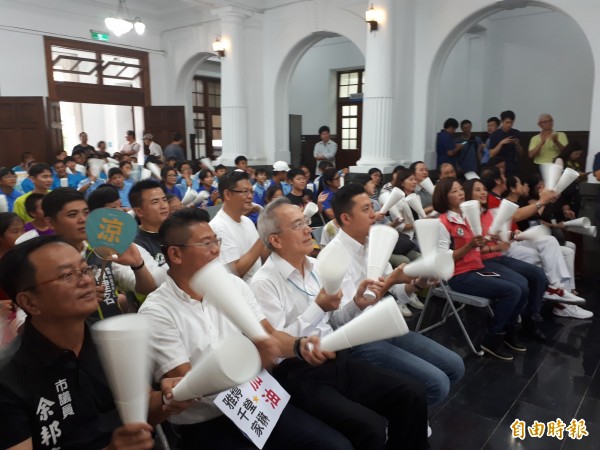 台灣選手在亞運射箭女子反曲弓團體組金牌戰中，惜敗韓國飲恨奪銀，新竹市政府在市府大廳現場轉播賽事，一起為台灣隊選手集氣加油。（記者洪美秀攝）