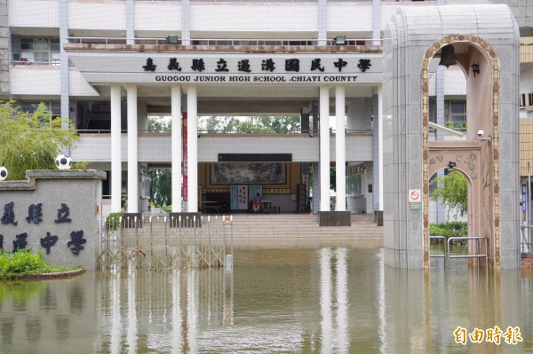 今天停班停課的縣立過溝國中，校園依舊泡在水中。（記者曾迺強攝）