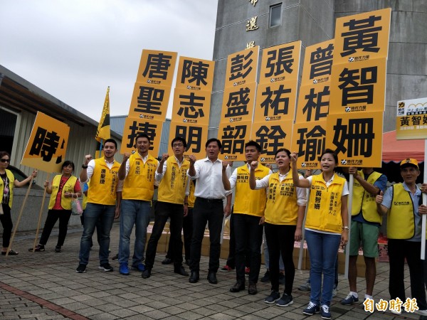 時代力量在新北提名6人參選市議員，黃國昌陪同6人在登記首日，一起登記參選造勢。（記者何玉華攝）