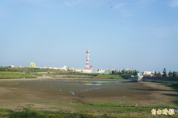 澎湖日前因長期乾旱，東衛水庫乾涸見底的情形。（記者劉禹慶攝）