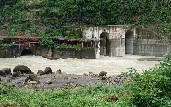 因應西南氣流，曾文水庫啟動防洪操作，PRO（左）與防淤隧道等，都開啟放水。（記者吳俊鋒翻攝）