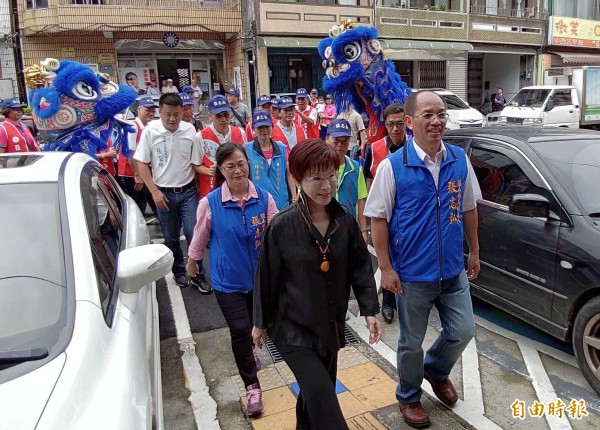 前國民黨主席洪秀柱（前排左）今天到新竹縣橫山鄉，陪同參選鄉長的縣議員張志弘（前排右）到鄉公所登記。（記者蔡孟尚攝）