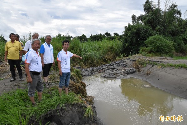 石牛溪斗南善功橋下游「水箭」處水流湍急，連大型太空包都被沖垮，一旁的農田也被掏空出一個大洞。（記者黃淑莉攝）