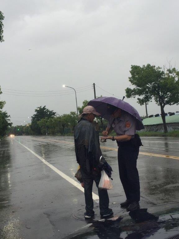 老翁雨淋雨走回家，員警溫馨送傘。（記者詹士弘翻攝）