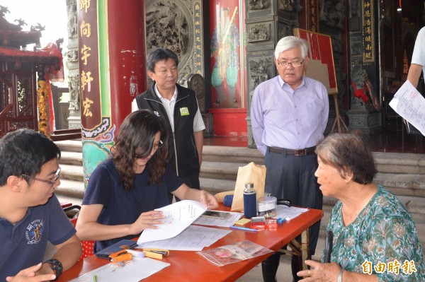 雲林縣長李進勇到口湖台子村了解家戶淹水災害救助申辦情況。（記者黃淑莉攝）