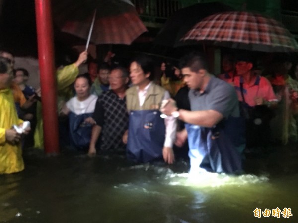 行政院長賴清德冒雨涉水，婉拒隨扈撐傘。（記者蔡宗勳攝）