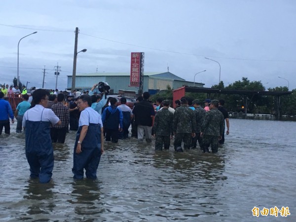 行政院長賴清德等人涉水勘災。（記者蔡宗勳攝）