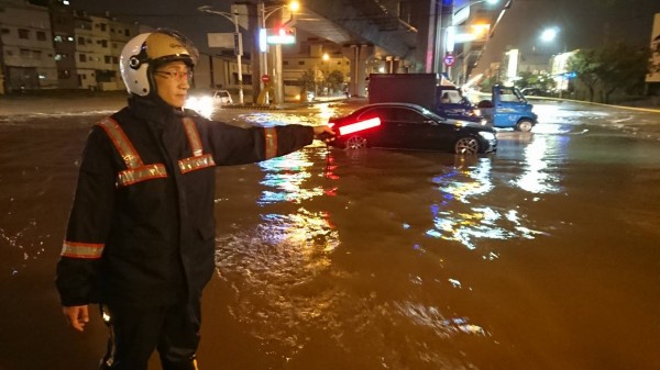 高市多區積水。（記者陳文嬋翻攝）