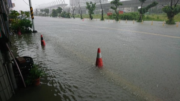 屏東火車站光復路積水嚴重，已淹入民宅。（圖由民眾提供）