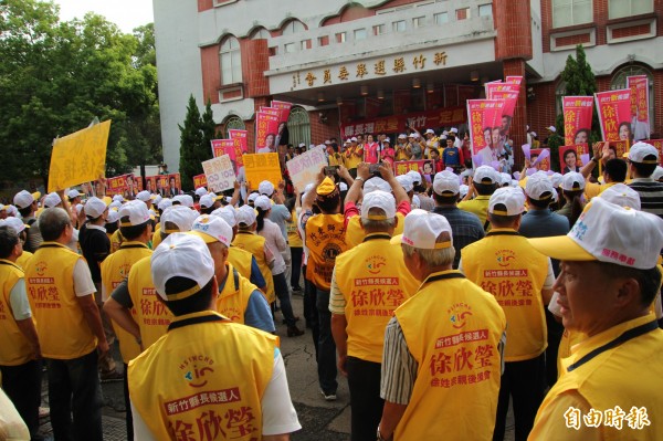 民國黨新竹縣長參選人徐欣瑩今天早上登記參選，支持群眾猶如辦「早安趴」一樣，使得選委會外熱鬧滾滾。（記者黃美珠攝）