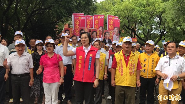 民國黨新竹縣長參選人徐欣瑩（中）今早辦理登記，雖然原要現身的柯P沒來，但在前任副縣長徐柑妹（前左二）、縣府退休秘書徐國振（前右二）等陪同下依然風光完成手續。（記者黃美珠攝）