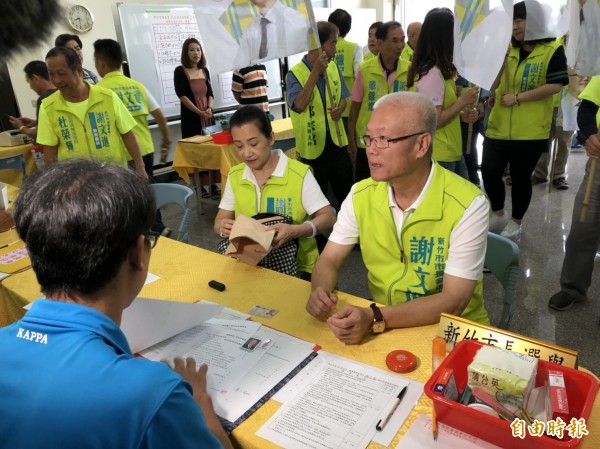 今天是年底選舉參選人登記第2日，新竹市長方面，現任議長謝文進在全體新民意問政聯盟市議員陪同下，以無黨身分完成登記。（記者王駿杰攝）