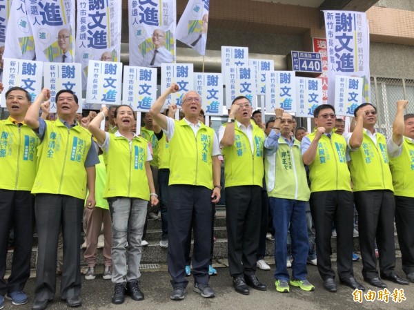 今天是年底選舉參選人登記第2日，新竹市長方面，現任議長謝文進在全體新民意問政聯盟市議員陪同下，以無黨身分完成登記。（記者王駿杰攝）