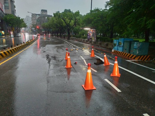 南市東區長榮路一段北上車道路面塌陷出現坑洞。（記者王俊忠翻攝）