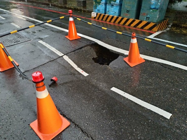 南市東區長榮路一段北上車道路面塌陷出現坑洞。（記者王俊忠翻攝）