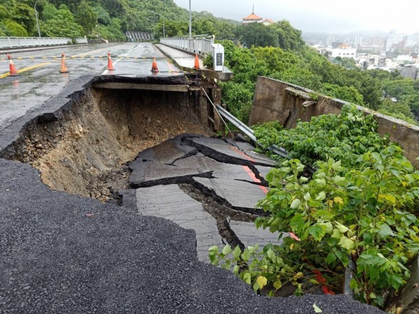 壽山動物園聯外道路崩塌。（記者葛祐豪翻攝）