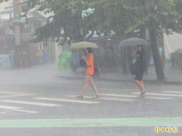 高雄市區傾盆大雨。（記者黃旭磊攝）