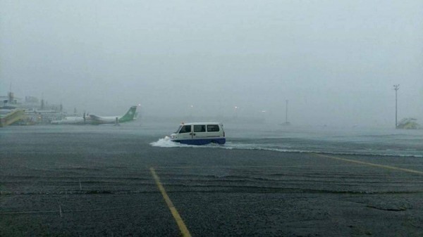 高雄機場雖然積水，但不影響航機與汽車通行。示意圖，非今日狀況。（翻攝資料照）