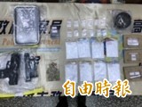 警方在PUB內查扣槍毒等違禁品。（記者黃良傑攝）