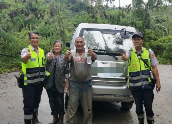 鸞山警伸援助脫困，老夫妻豎起大姆指讚聲。（記者陳賢義翻攝）