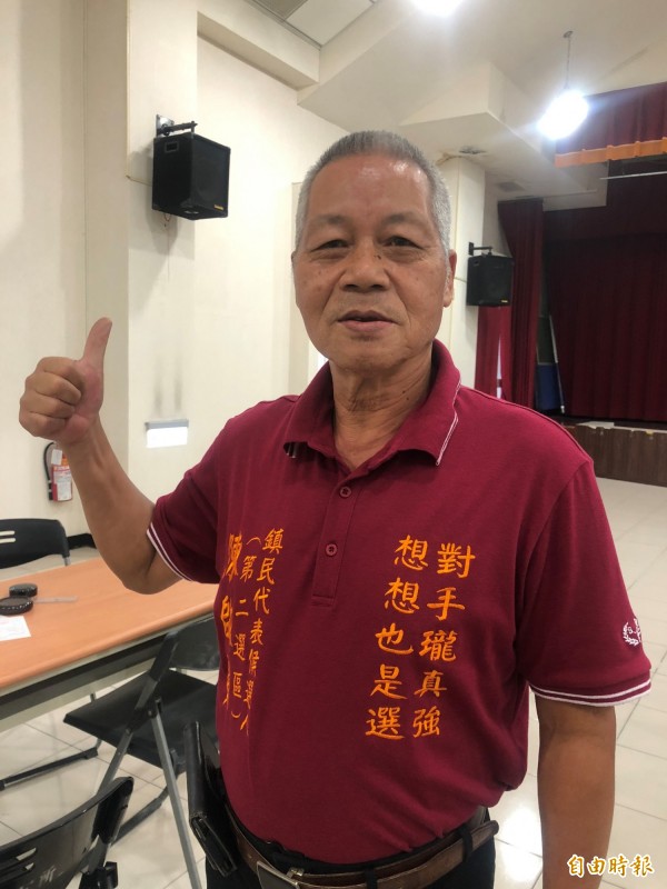 埔里鎮代參選人陳啟賢的競選服裝特別繡上「對手瓏真強，想想也是選」的競選宣言，藉此勉勵自己。（記者佟振國攝）