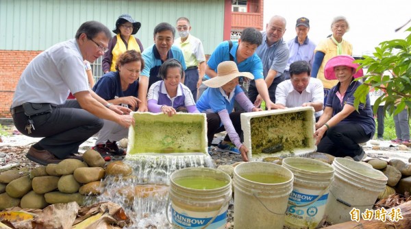 南投縣副縣長陳正昇（第一排右二），與民眾一起清除積水及容器情形。（記者謝介裕攝）