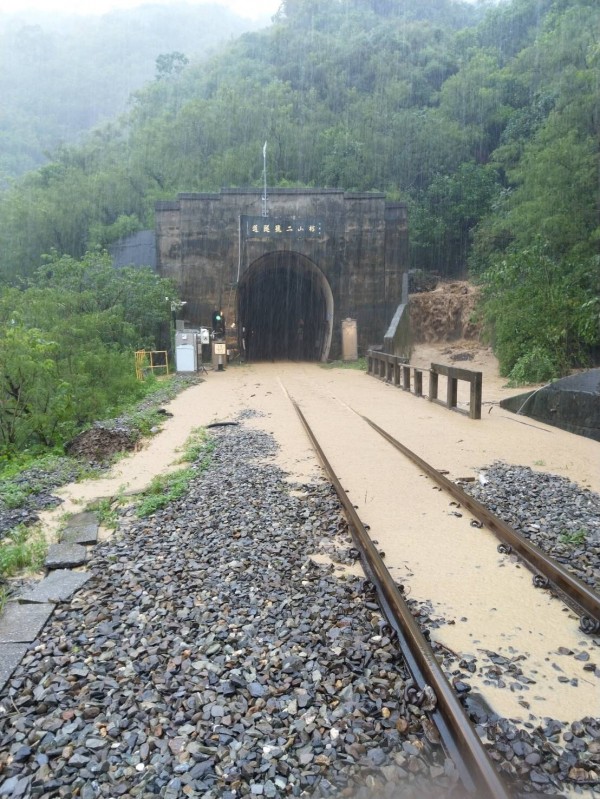 受豪雨侵襲，台鐵南迴線枋寮─大武間遭遇土石流中斷，已搶通了。（台鐵局提供）