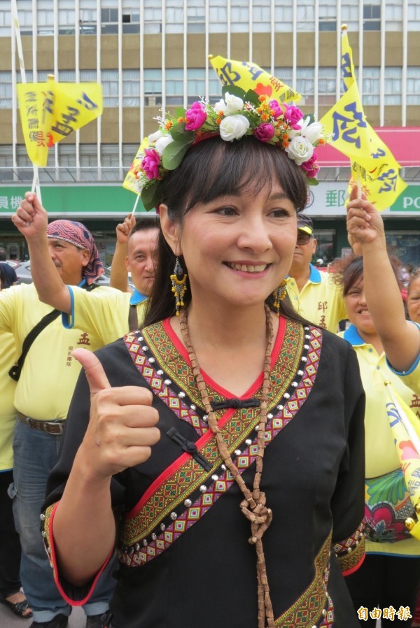 參選山地原住民市議員的邱孟玲著布農族服登記。（記者蘇孟娟攝）