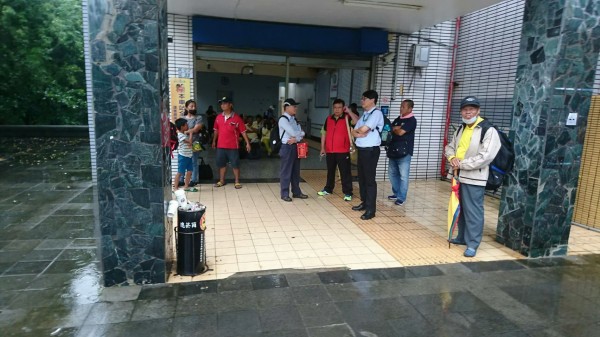 受到台鐵南迴線土石流影響，308次旅客在大武站等候接駁車。（記者王秀亭翻攝）