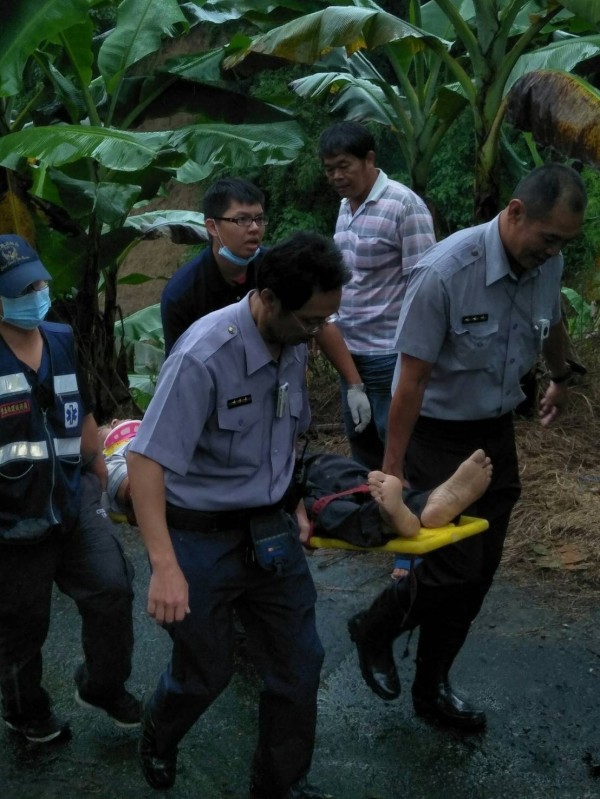 員警與消防人員徒步搶救出只受輕傷的林男，結束一場驚魂記。（讀者提供）