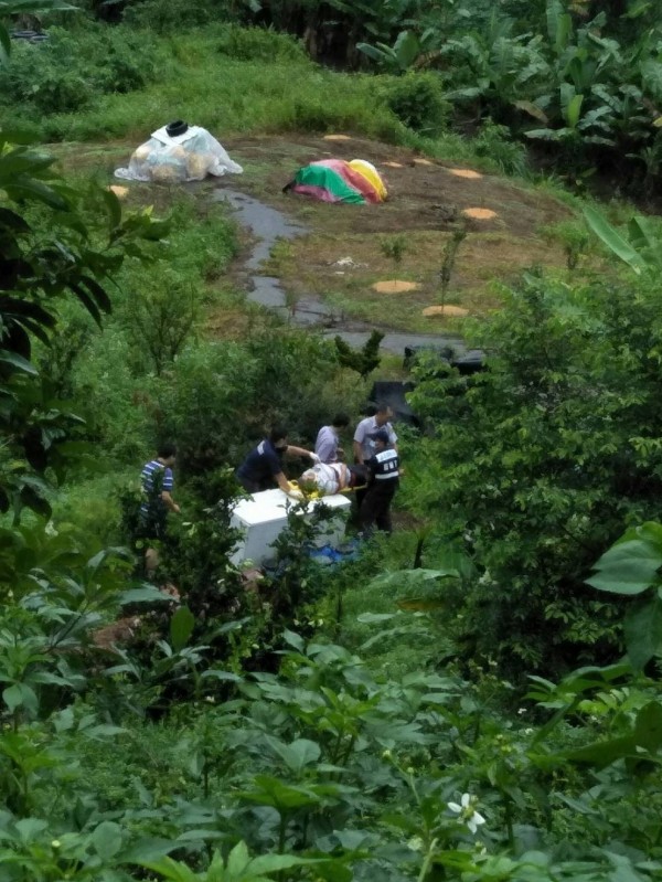 員警與消防人員徒步搶救出只受輕傷的林男，結束一場驚魂記。（讀者提供）