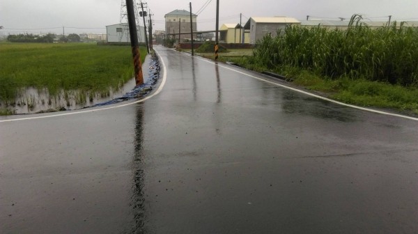 橋頭區長陳振坤下午4點多再度前往頂鹽里朝福路一帶察看，農田淹成一片汪洋的景象已不復見！（橋頭區長陳振坤提供）