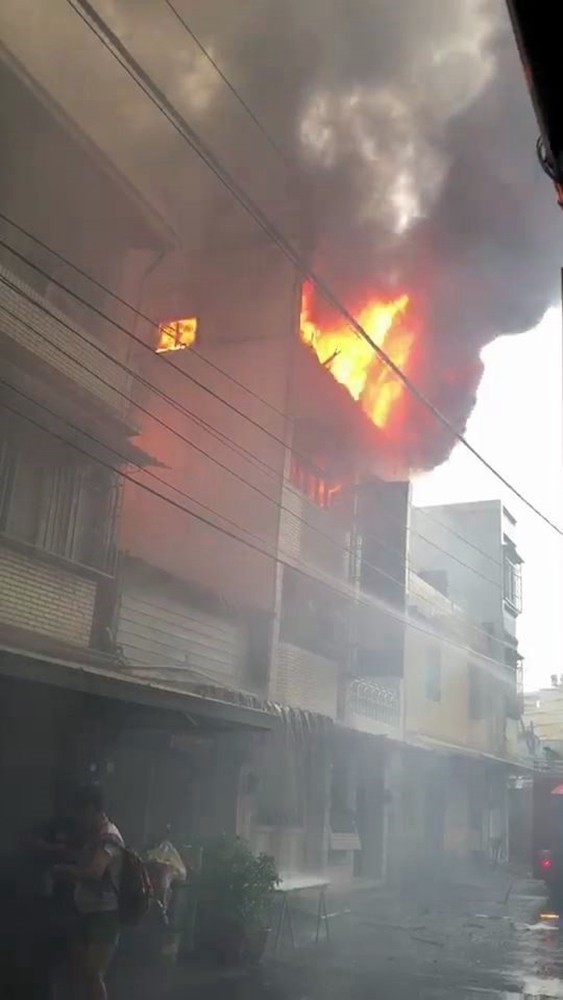 下大雨旗津竟發生大火，波及2間民宅居民緊急疏散。（記者黃良傑翻攝）