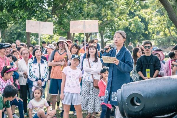 居民將億載金城當作舞台，講述歷史故事。（區公所提供）