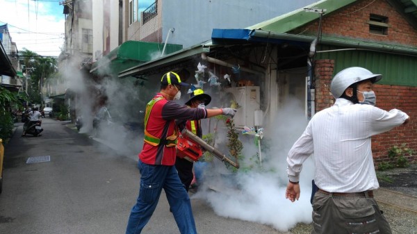 台中市衛生局與環保局加強消毒開心農場周遭區域。（記者蔡淑媛翻攝）