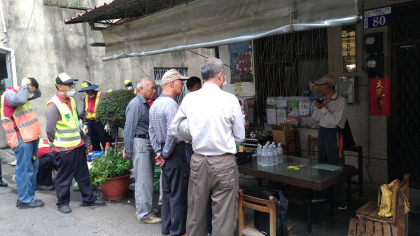 防疫人員展開清除孳生源宣導。（記者蔡淑媛翻攝）